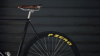Un frame del corporate video storytelling Pirelli PZero, un dettaglio di una gomma per bicicletta