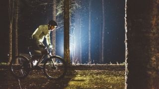 Un rider che pedala nel bosco del Cansiglio, con la collezione Weather Activity e High Gravity