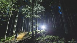 Il bosco del Cansiglio di notte, con un rider Dainese