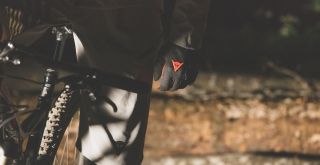 Dettaglio di un guanto con il logo Dainese, della nuova collezione high gravity